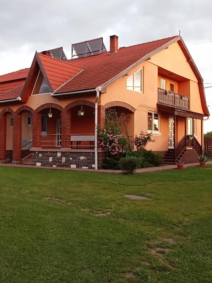 Отель Timi Kulcsoshaz Lazarea Экстерьер фото